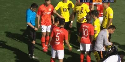 恒大犯规红牌,恒大亚冠飞铲红牌