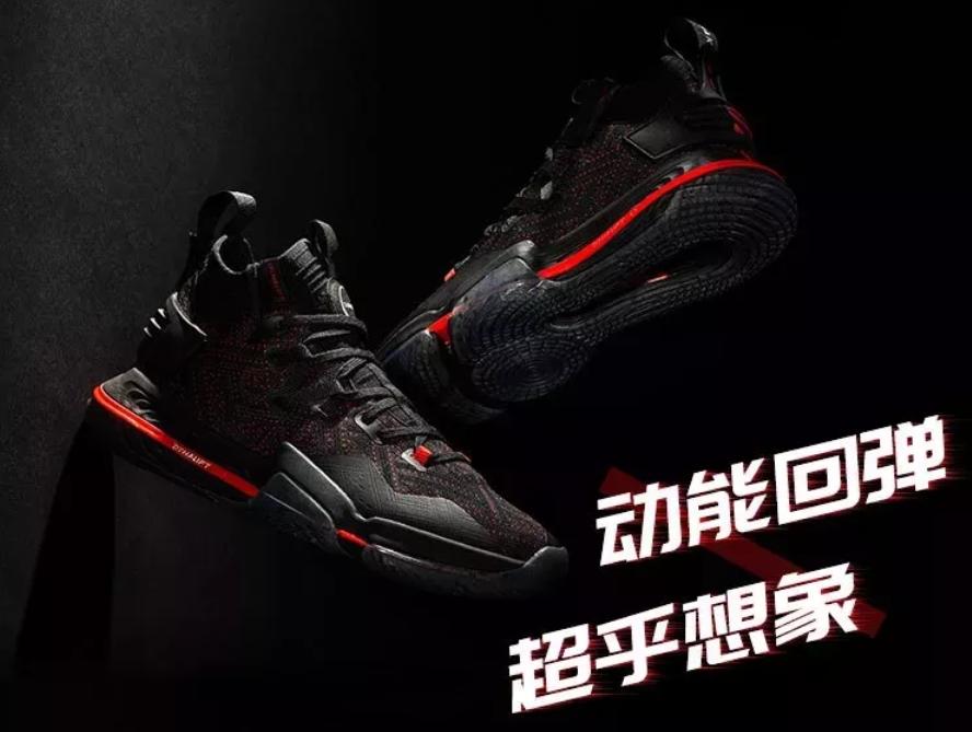 库里拿汤神球鞋,库里看到汤神的鞋子