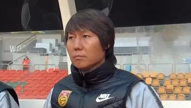 国足主帅李铁引领众将亮相,二李一王