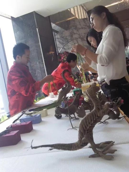 山东小伙摆地摊10年不出村,八零后农村小伙摆地摊