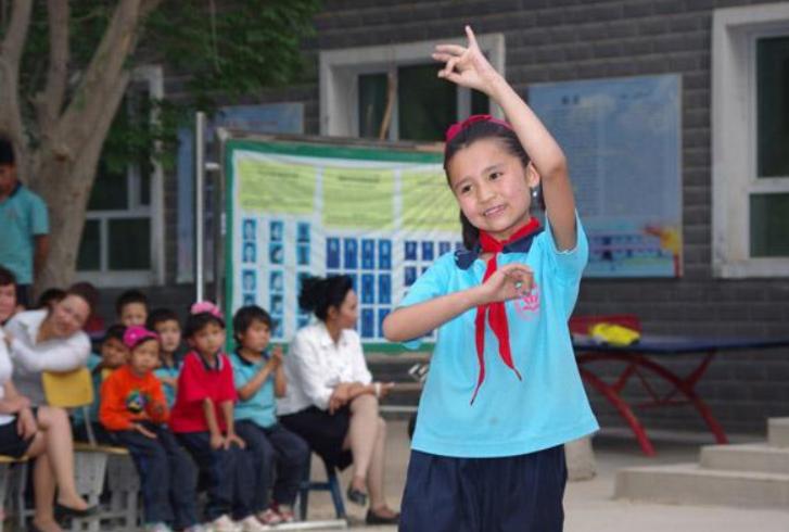 校长可以禁止学生穿耐克吗,校长不许学生穿红鞋子的原因