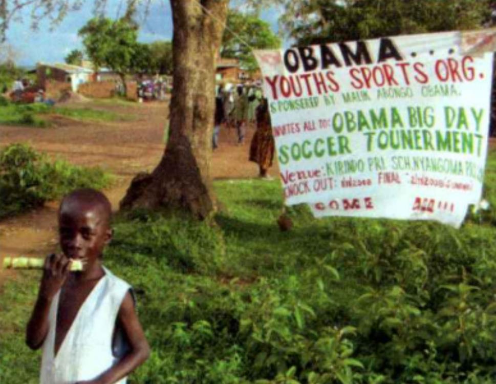 奥巴马第一次回非洲老家，帮着祖母扛大米，和兄弟们在村头喝酒