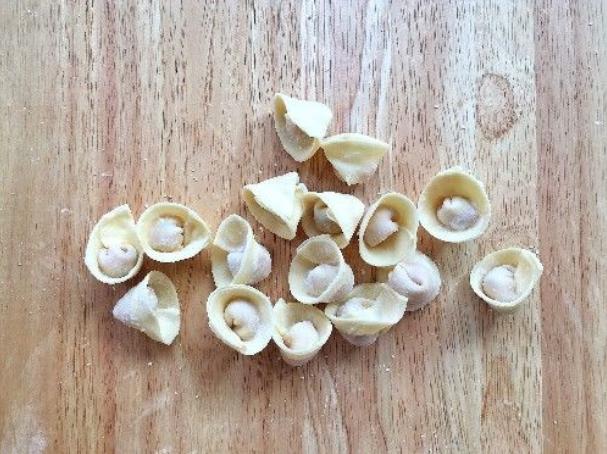 饺子皮厚不好吃？教你2个绝招，皮更筋道怎么煮都不破