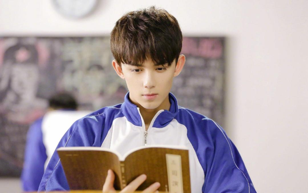 男生敷面膜似兵马俑,男生敷面膜室友乐翻称像兵马俑