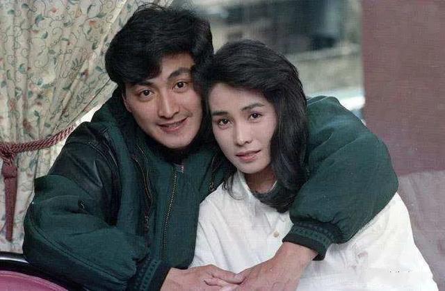 展昭何家劲放弃天价的演艺事业,帅气的展昭何家劲61岁