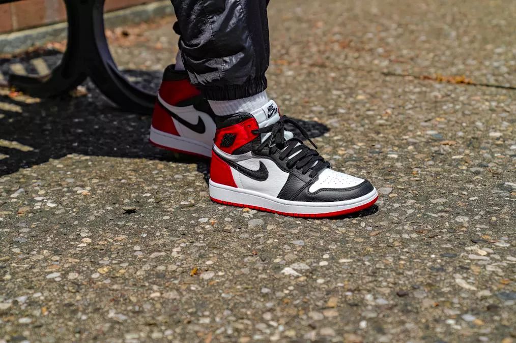 鞋穿不炒｜热门鞋款暴跌，AJ1红丝绸降了4K+，YEEZY满天星降了6K+