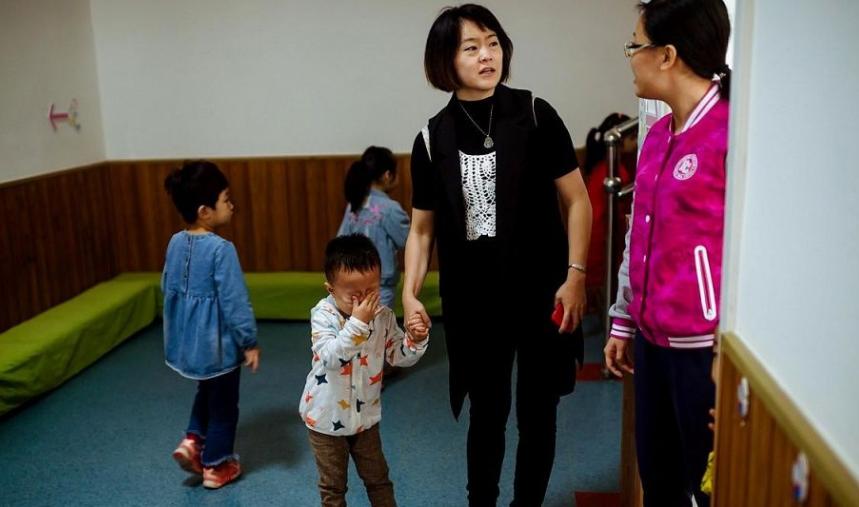 幼儿离开妈妈后容易哭闹分离焦虑,如何解决孩子入园哭闹问题