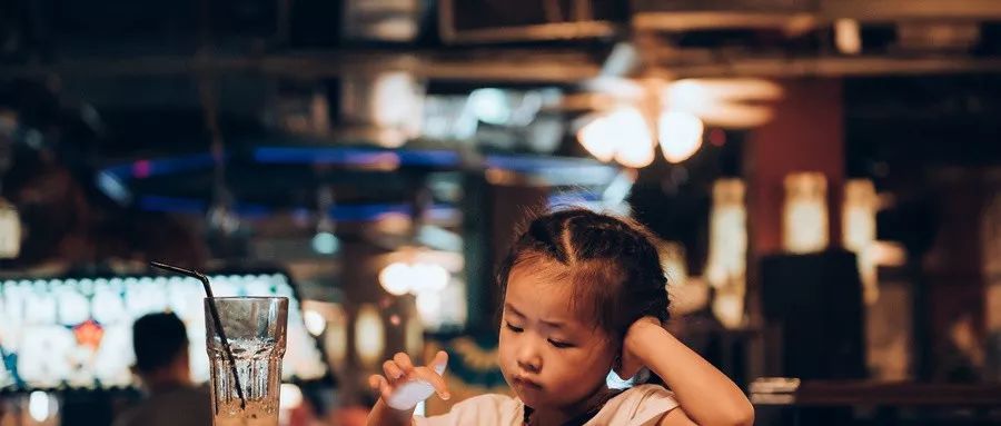 8岁女童将3块积木塞入*体下**：我拼命保护的孩子，却毁在性早熟上