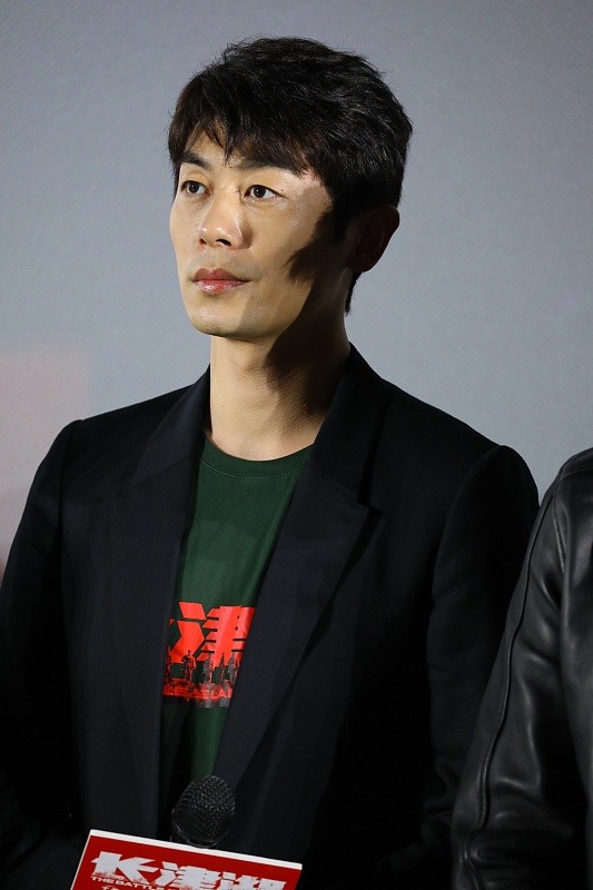 “指导员梅生”穿西装真有型，黑色西装配T恤，休闲随性，超帅