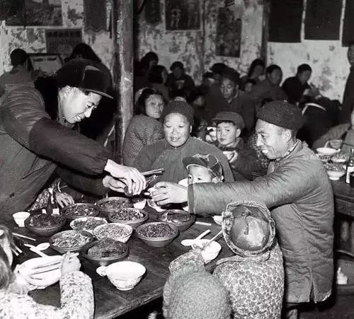 九张反映过年气氛的照片,百张罕见的过年老照片这才是年味