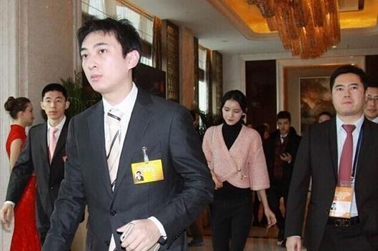 王思聪吃口香糖颁奖抖音,王思聪领奖吃口香糖开开心心