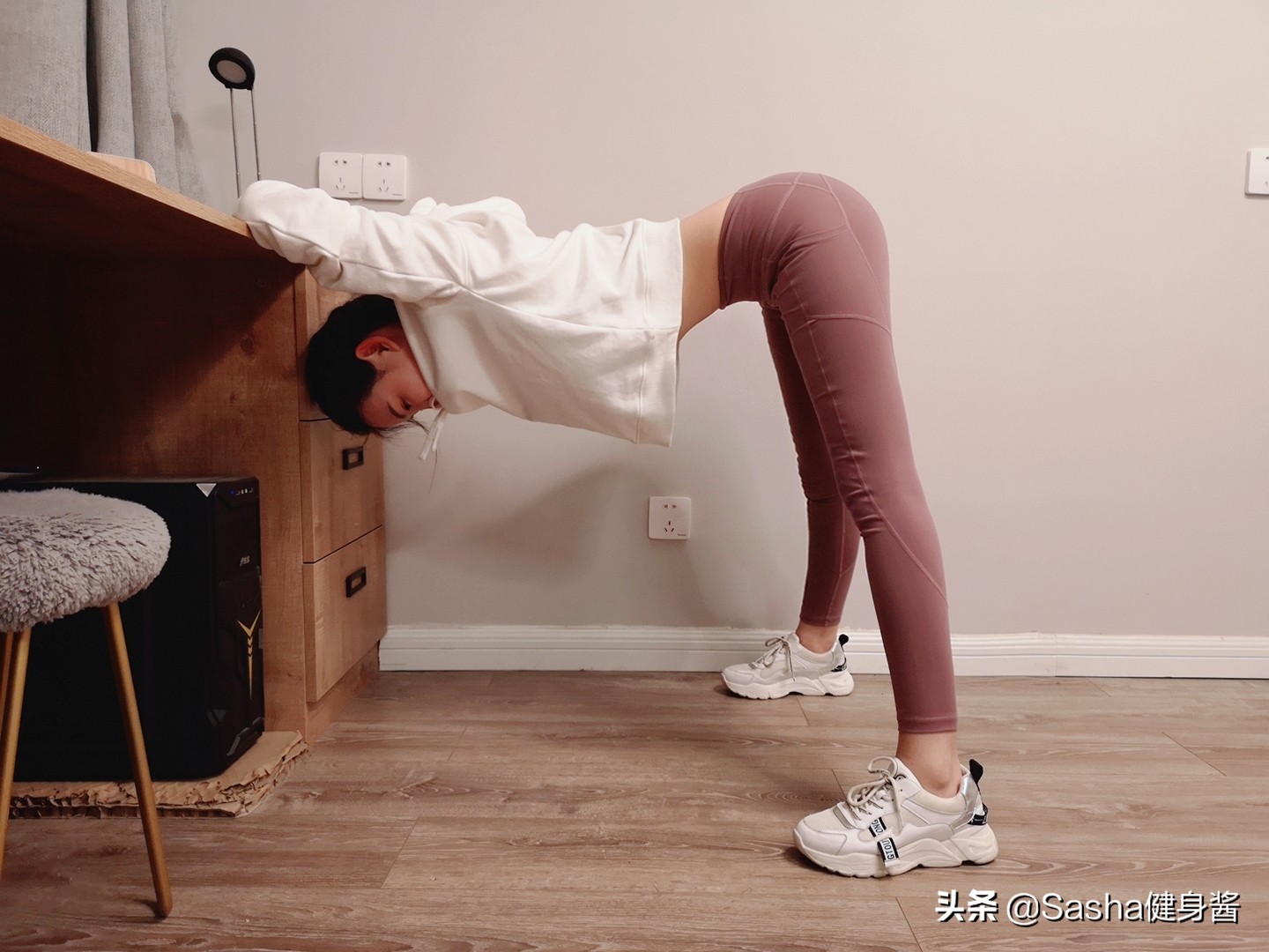 含胸驼背脖子前倾瑜伽动作,含胸驼背瑜伽初级教程在家练