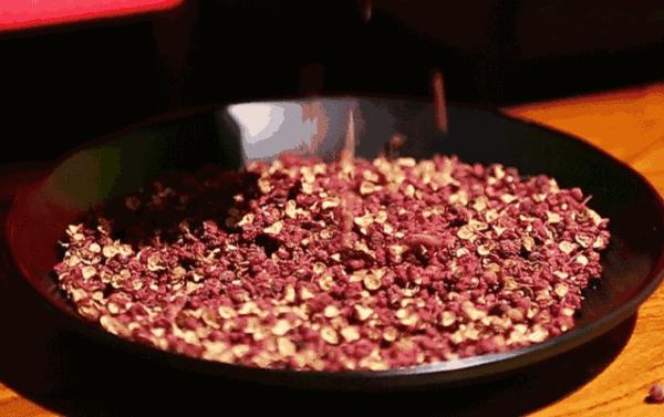 床底放花椒是什么意思,床底撒把花椒是什么意思