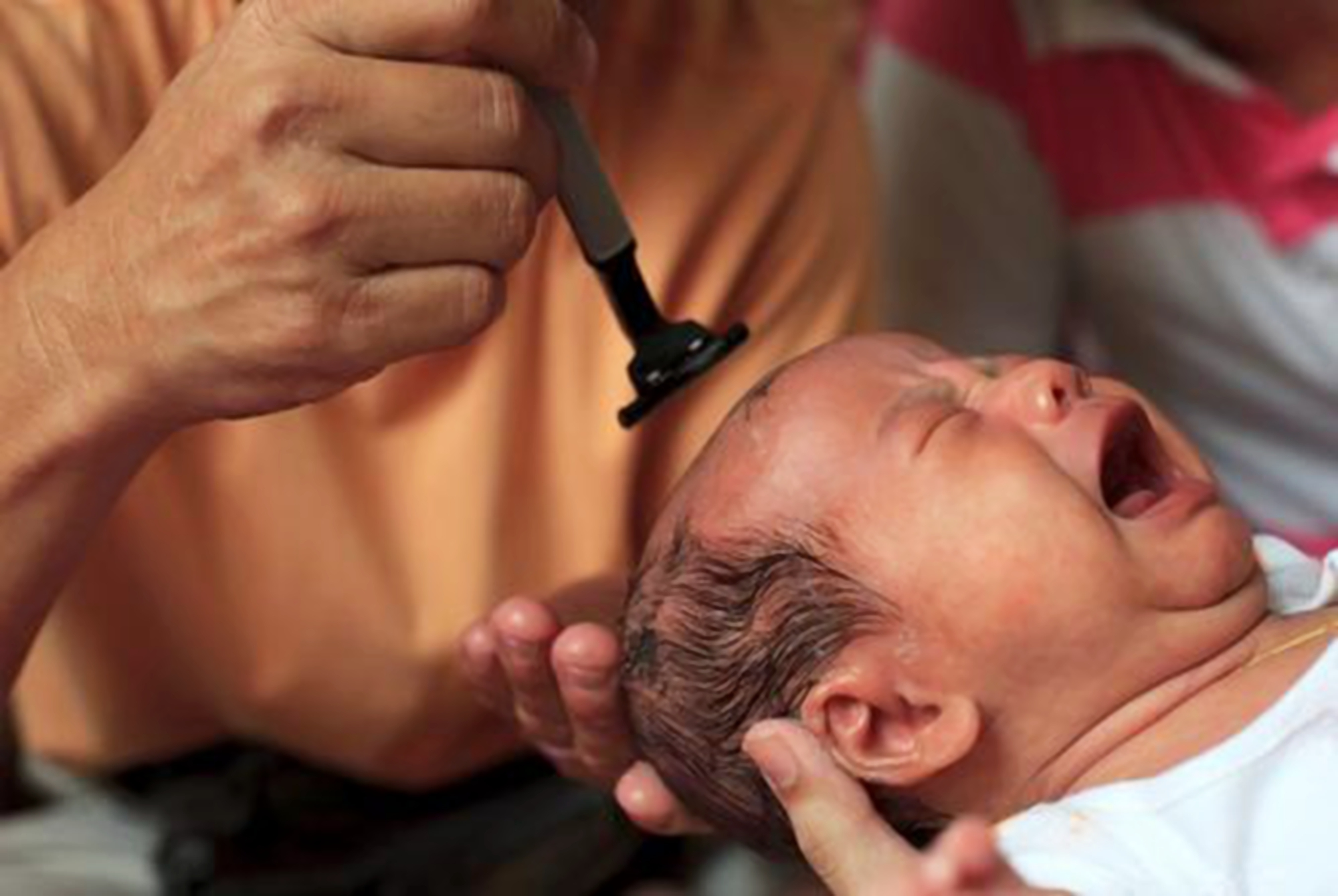 奶奶给孩子剃眉毛,给孙女剃光眉毛