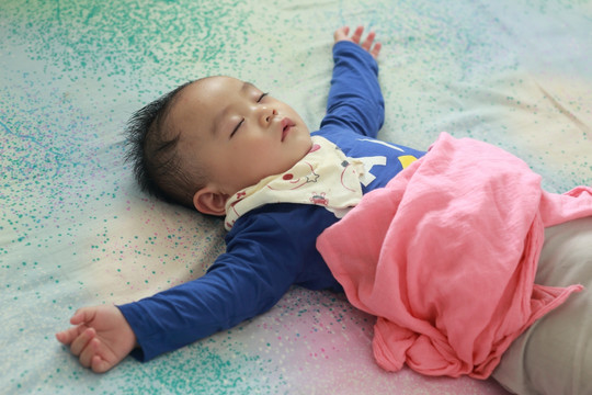 怎样区分吐奶和溢奶,怎么区分宝宝呕吐和溢奶