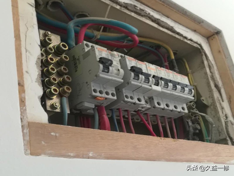 自家没电邻居家有电该怎么办,电表有电家里没跳闸但是就是没电