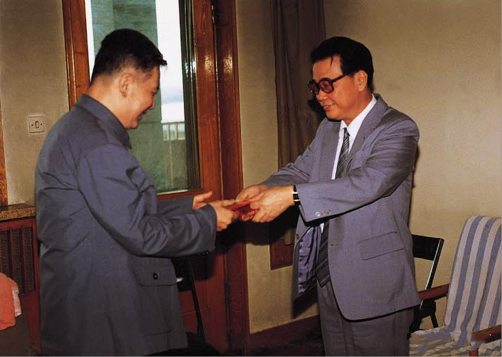 邓稼先受到核辐射后的医治,杨振宁问邓稼先原子弹