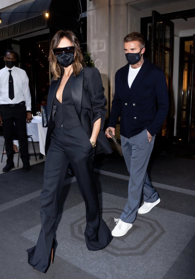 维多利亚贝克汉姆夫妻合体，贝嫂穿纯黑西装气场全开，小贝像跟班