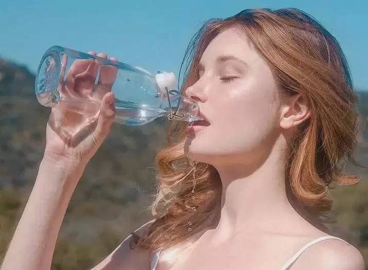 刘诗诗与倪妮再度同框，除了体态外，在脖子上她们也在暗自用力