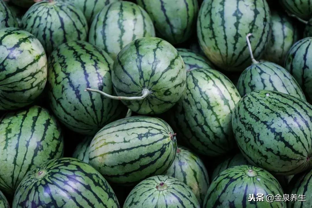 脚后跟干裂起硬皮鱼鳞病,脚后跟像鱼鳞一样一层层干裂中医