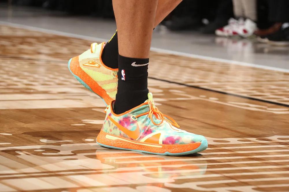 aj黄蜂队配色,nba球员上脚aj11红色