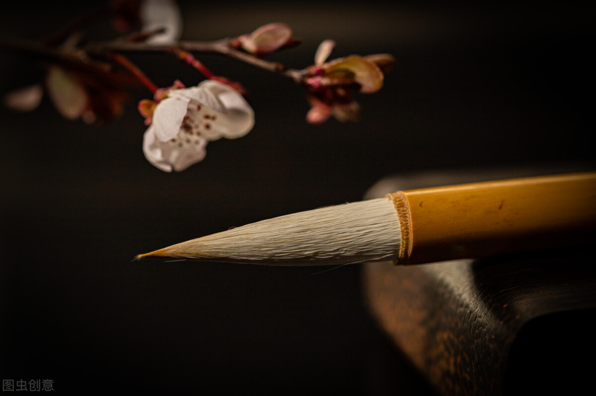 我给学书法的孩子们讲课，第一堂课先给每个人发一块煤、一爿瓦片