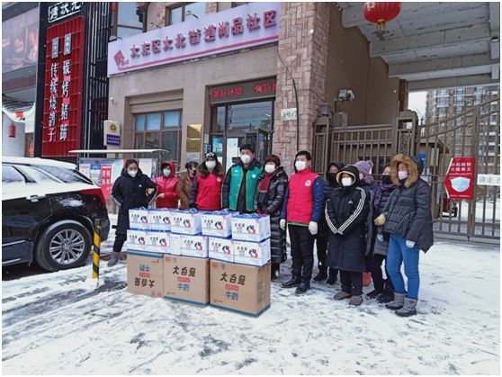暴风雪之中的逆行利州公益志愿者为社区老人送防疫物资