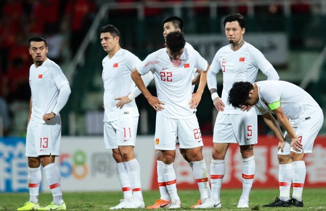 24小时惨遭3次暴击！中国足球*毛老**病仍然没改，但2人可昂首离开