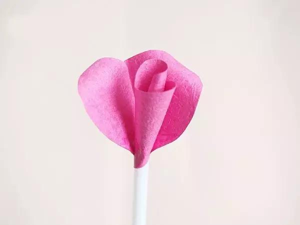 有颜色的玫瑰是怎么做出来的,白玫瑰怎么做七彩玫瑰