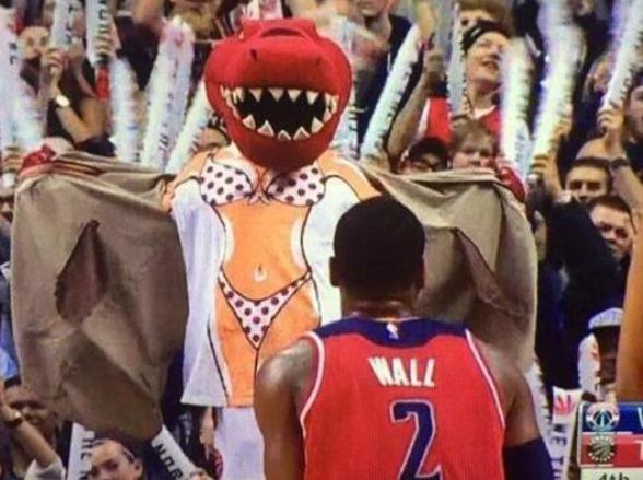 球迷干扰拉里伯德罚球照片,球迷干扰罚球经典视频