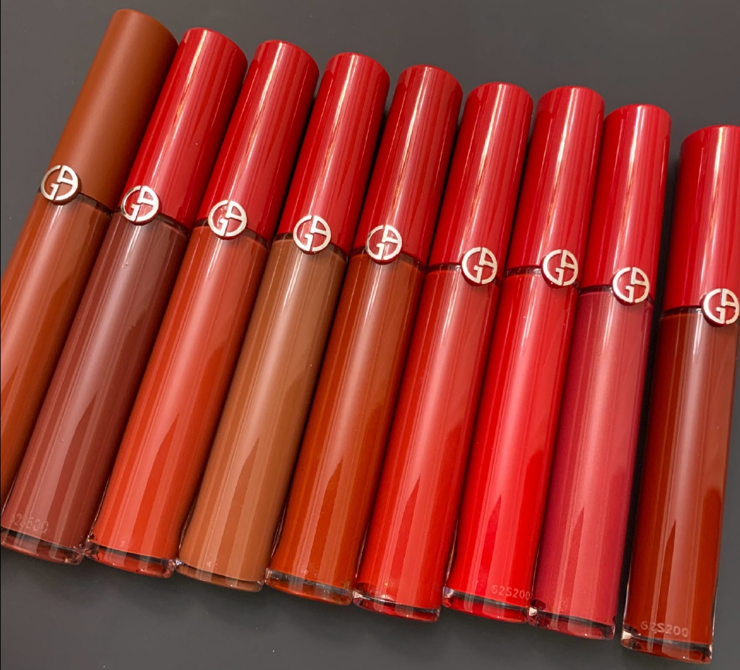 易烊千玺四字弟弟现身北京高铁站,易烊千玺戴墨镜转身阿玛尼