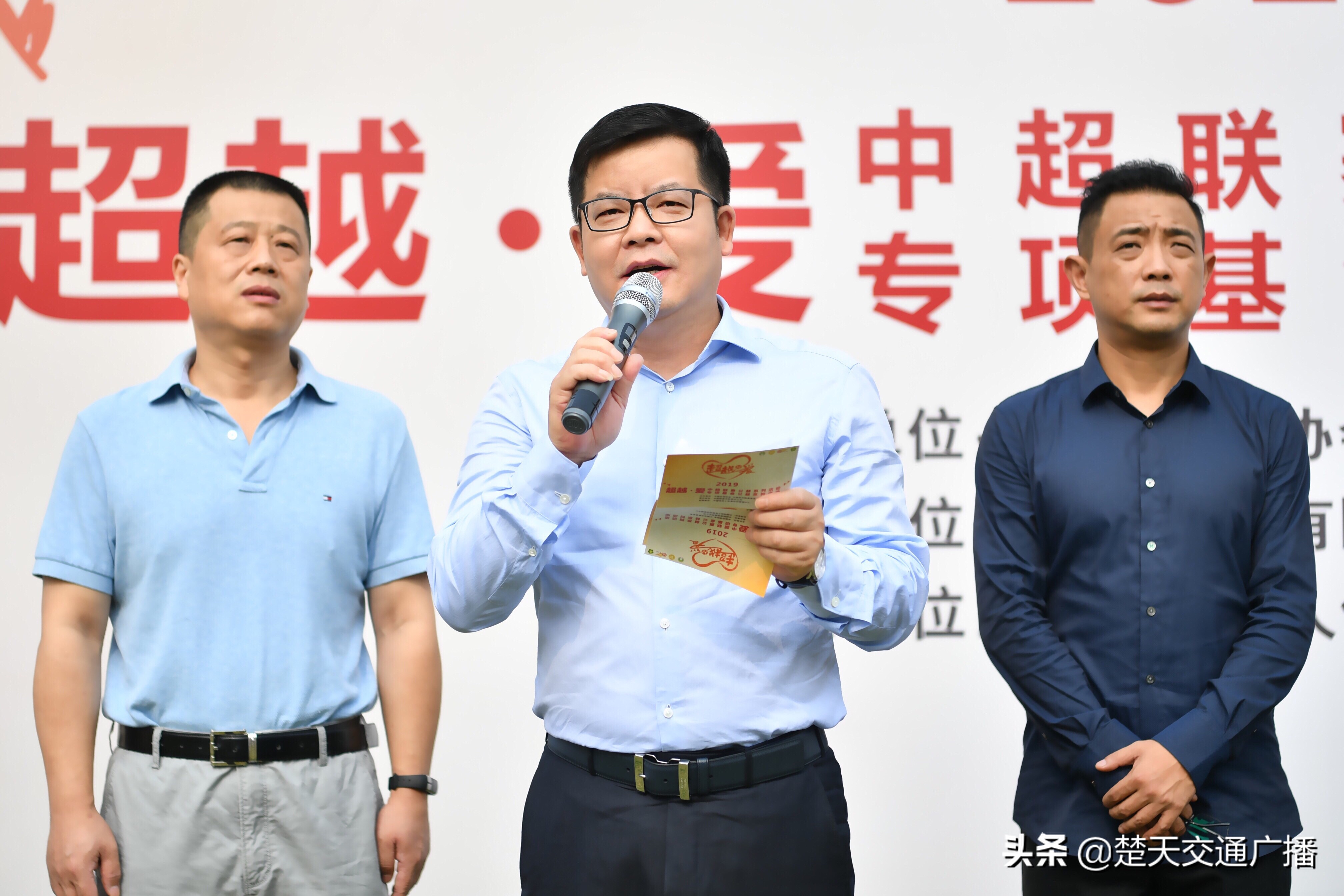 “超越·爱”武汉卓尔队球员走进武汉市第一聋哑学校