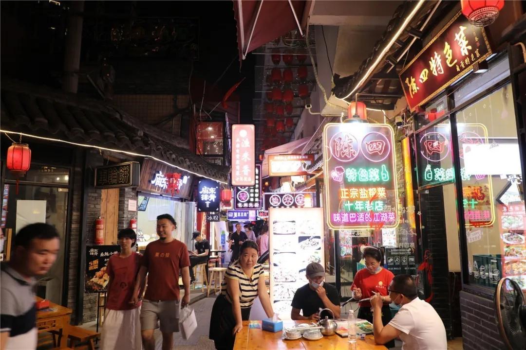 “当当......”快上车，成都的夜生活开始了