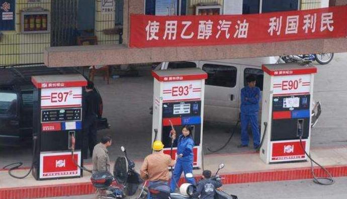 车主在加油站加了假汽油,车主加了假机油