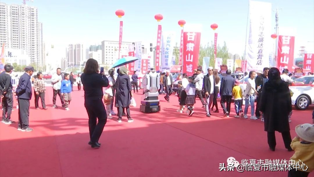 警用巡逻机器人亮相河州会展中心高科技助力牡丹文化月安保工作