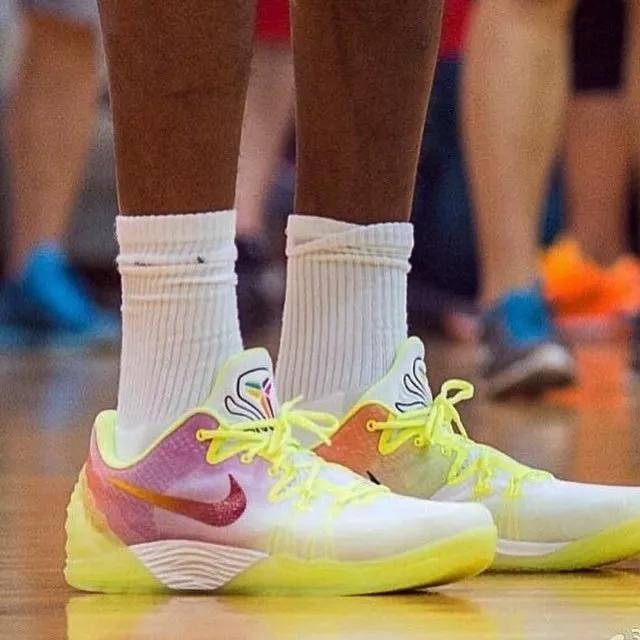 科比生涯最高分穿什么鞋,科比五名人堂配色nba上脚