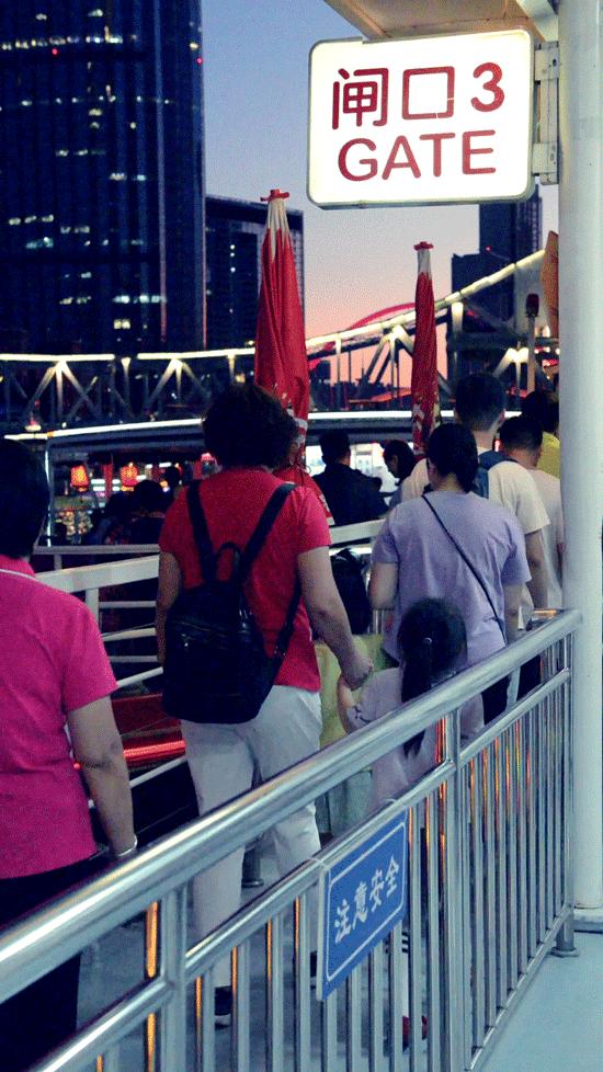 抓住夏天的尾巴放肆玩乐，一起打卡隔壁城市这条网红游船