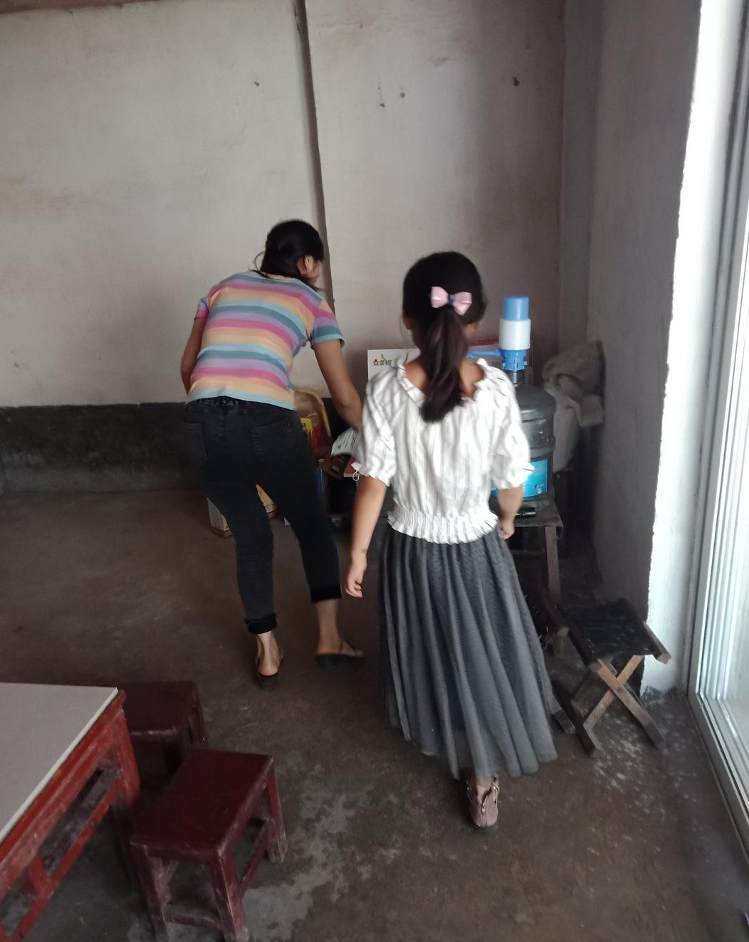 男子暴打女儿逼妻子回家,男子当街暴打亲生女儿惹众怒