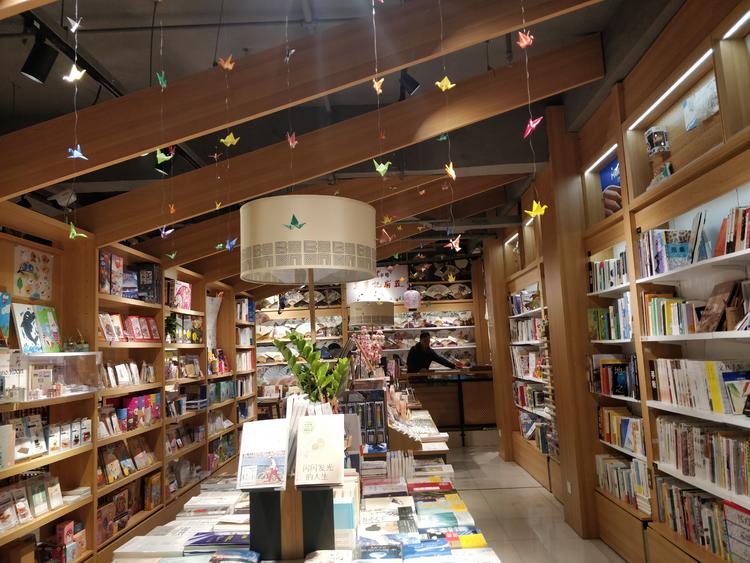 上新了百新书局！70多个采购员买遍全世界的好文具，这家百年老店是我们的“*东伊**屋”