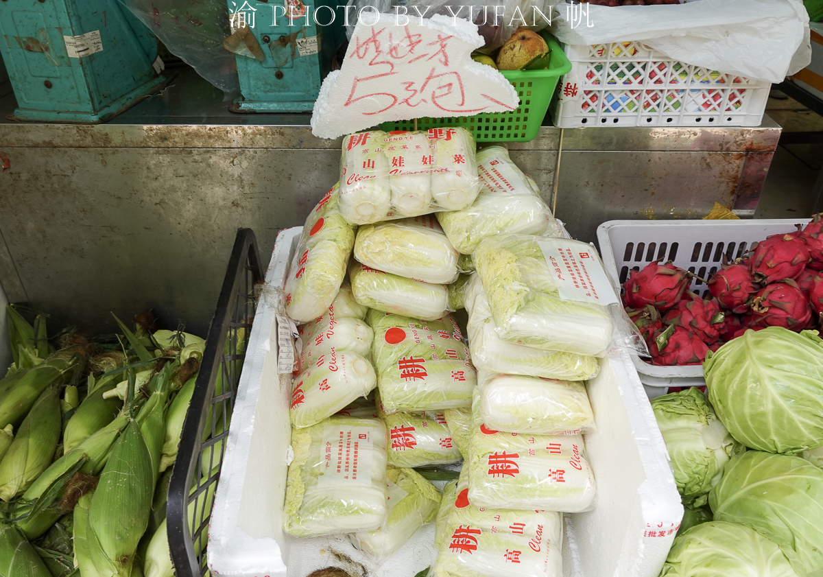 闲逛老店林立的澳门十月初五老街，菜市场的菜价有些出乎意料