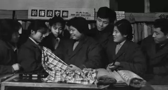 时代潮·忆新乡（百年变迁）：粗布衣、的确良、文化衫、牛仔裤，你最爱的青春记忆是哪样？