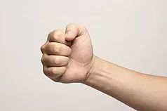 手麻要警惕左手麻木,手臂酸胀手指发麻警惕四种病