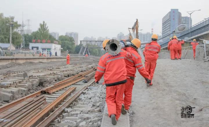 行人车辆请关注火车就要来了,行人车辆请关注火车来了不要抢道