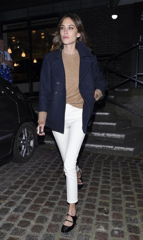 鞋柜必备这4双小白鞋百搭又时髦,复古英伦风玛丽珍鞋怎么搭配