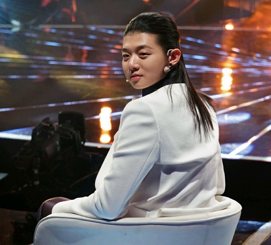 陌上人如玉公子世无双背影,陌上人如玉公子世无双改写