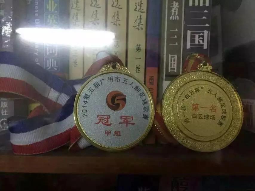 这一天在眼泪中提前到来。华丽转身后，只能和球场说再见。