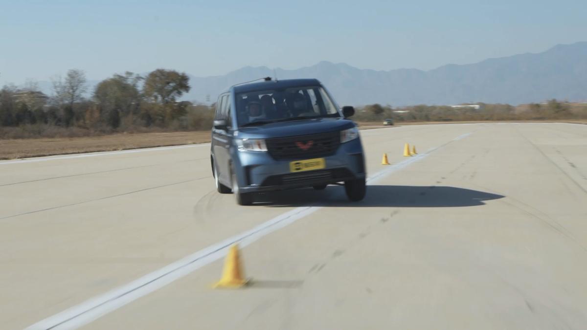 国民神车再升级试驾五菱宏光plus,最新款五菱宏光plus详细讲解