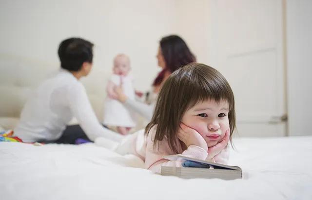 小孩子对布娃娃的依恋,一岁半的宝宝依恋布娃娃