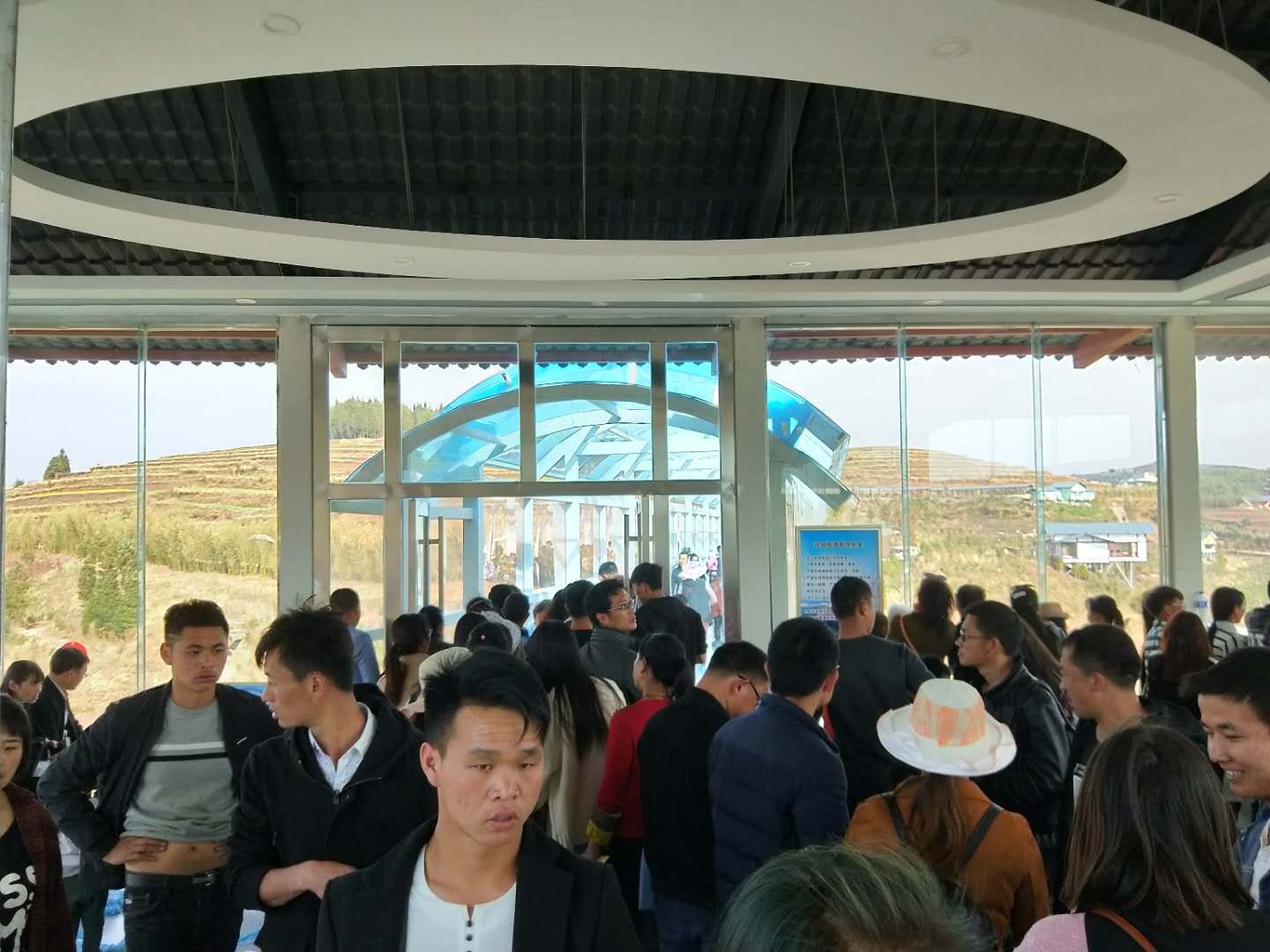 鍏嬩緷榛戠伀鎶婅妭绡濈伀鏅氫細,鍏嬩緷榛戠伀鎶婅妭鐜板満鐩存挱