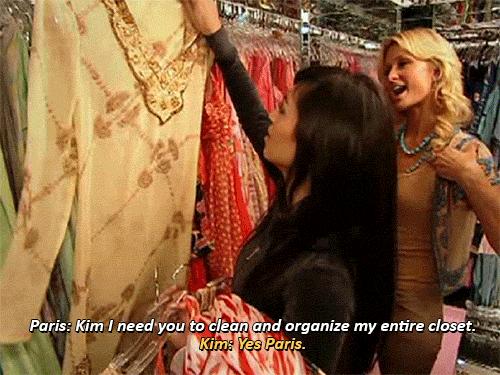 名媛卡戴珊,卡戴珊给希尔顿拎包照片